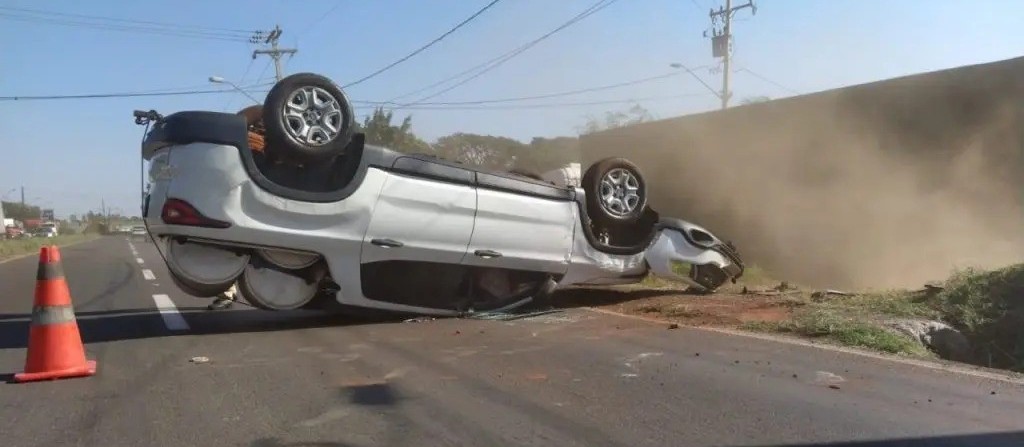 Tentando evitar colisão com caminhão, motorista acaba capotando veículo em Maringá