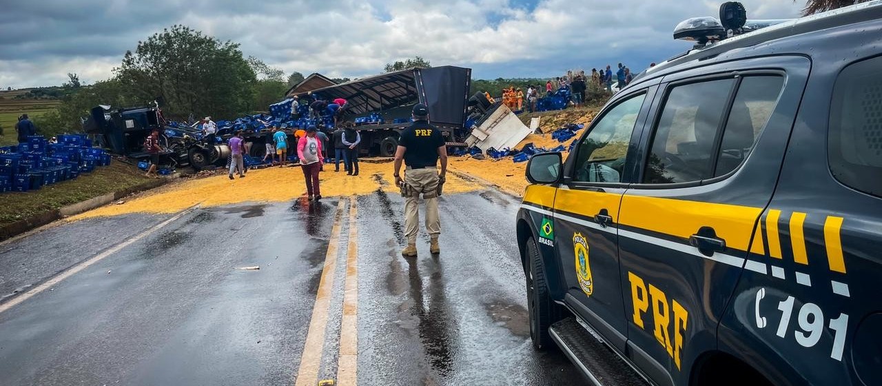 Imagens aéreas mostram acidente com dois caminhões e um carro na BR-376