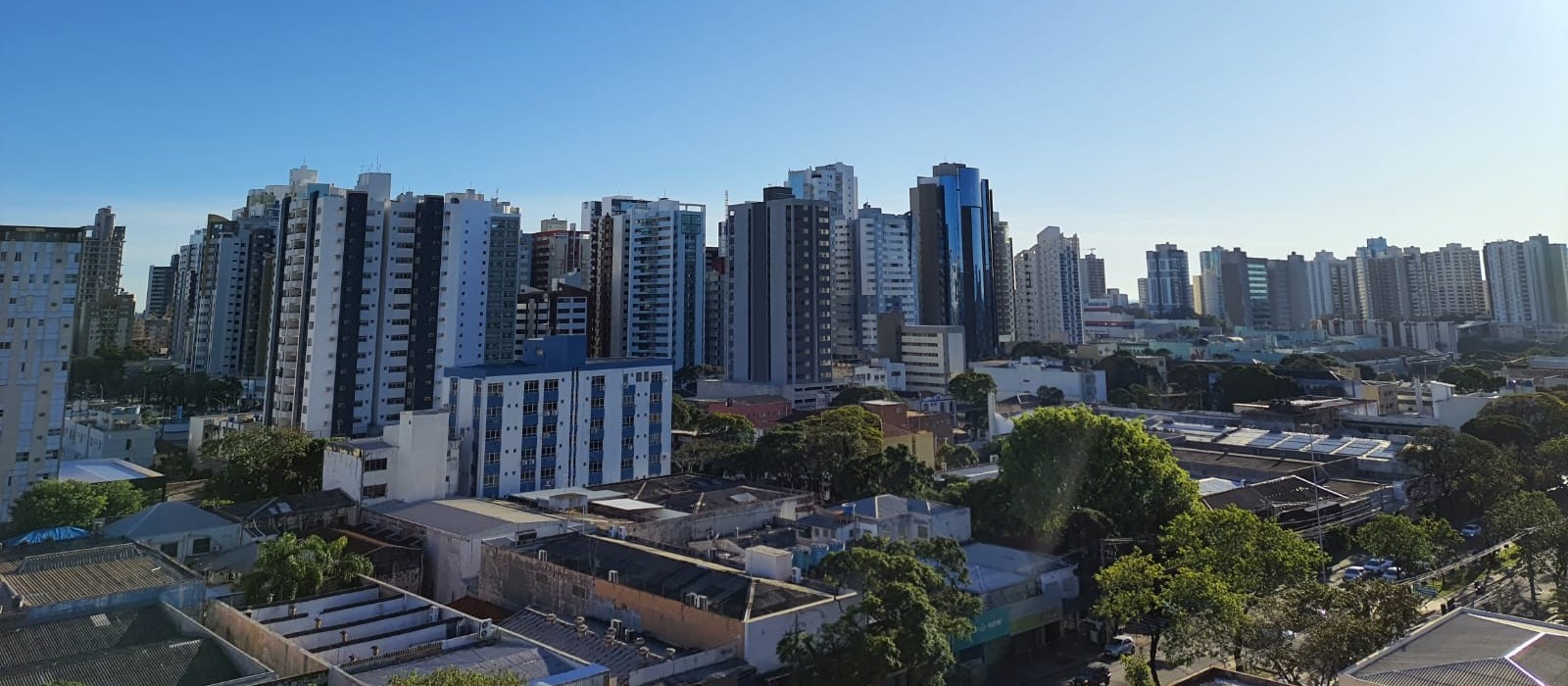 Céu azul e manhã fria marcam o início da sexta-feira (23) em Maringá