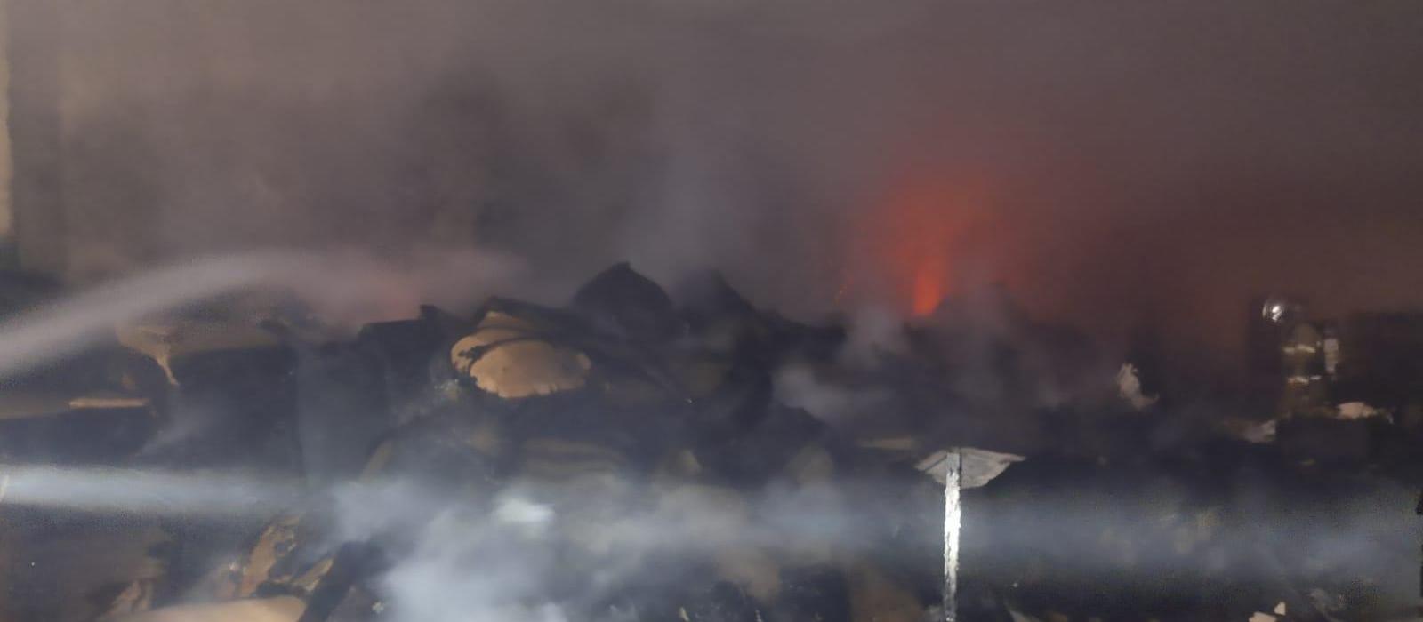 Bombeiros passam a madrugada combatendo incêndio em gráfica