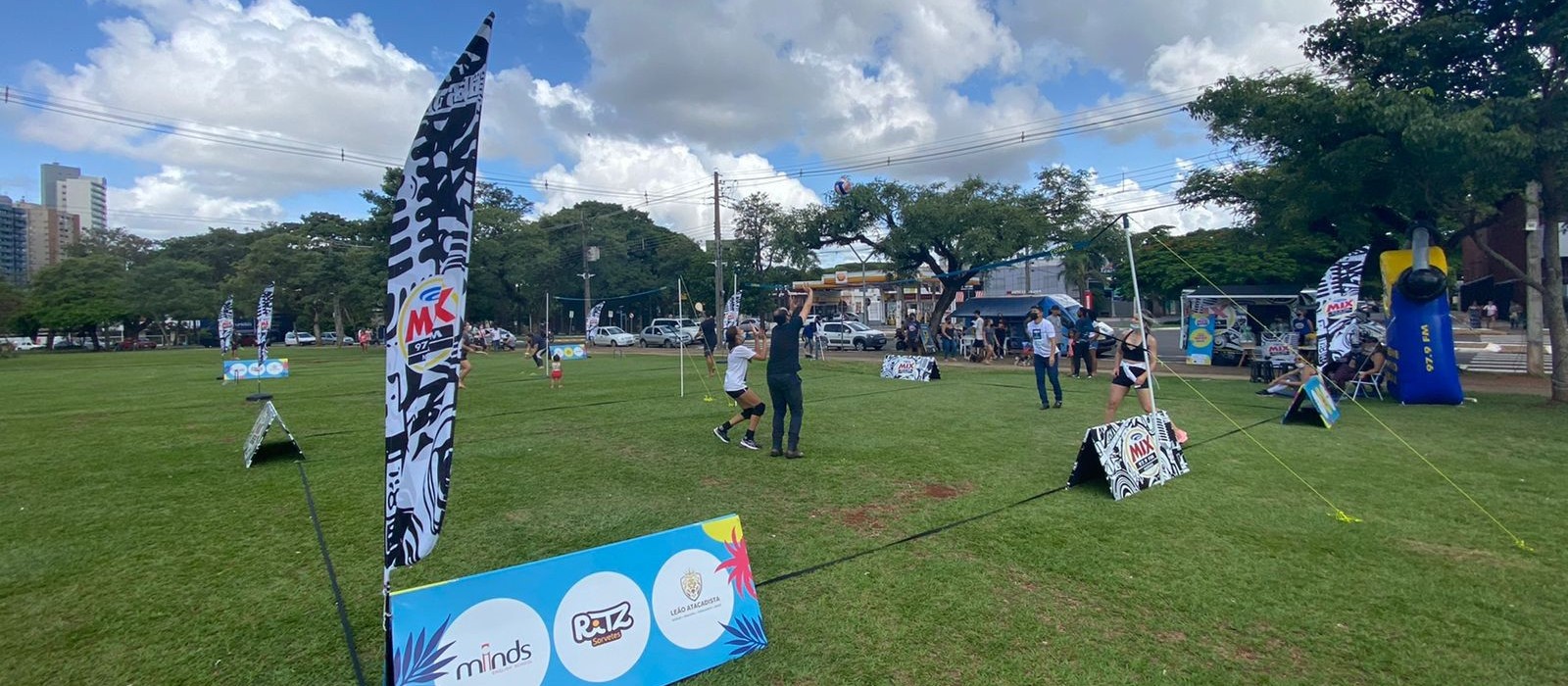 Maringaenses se divertem no Espaço Verão Mix, na Praça da Catedral