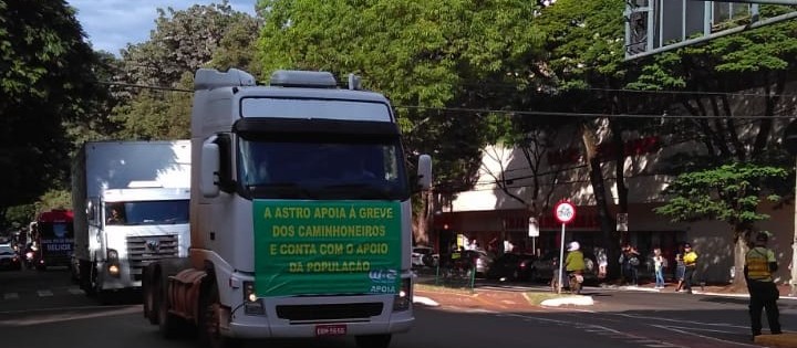 Protesto dura mais de uma hora no centro de Maringá