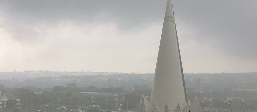 Terça-feira (3) com tempo abafado e previsão de chuva em Maringá