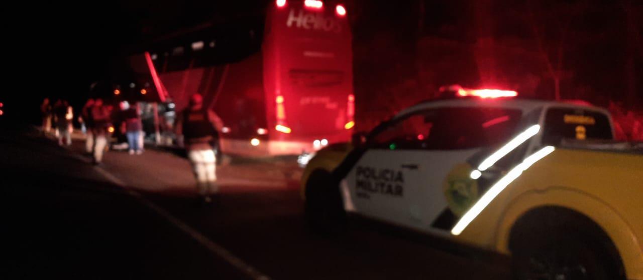 Ônibus de linha é assaltado na PR-317, assaltantes atiraram em pneus