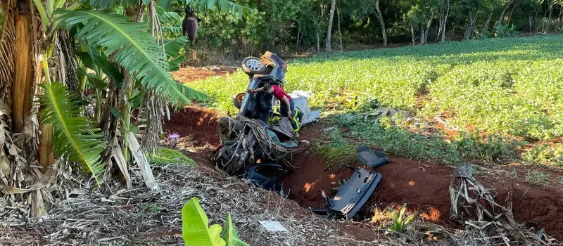 Motorista fica gravemente ferido após carro capotar em rodovia da região