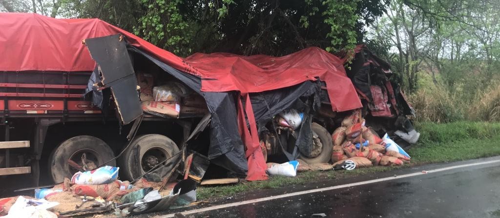 Acidente entre dois caminhões deixa três mortos na região de Colorado