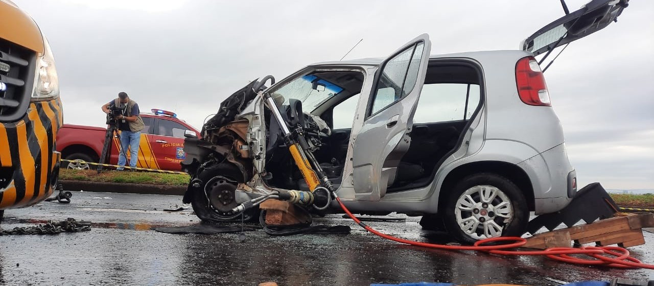 Carro invade pista contrária e bate de frente com caminhonete