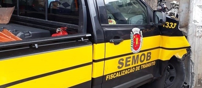 Veículo da Semob se envolve em acidente com moto em Maringá