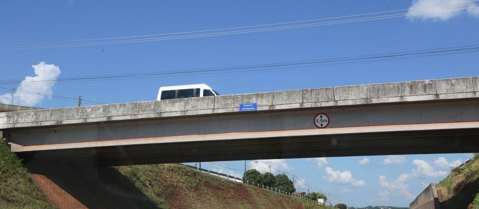 Derramamento de carga deixa tráfego em meia pista