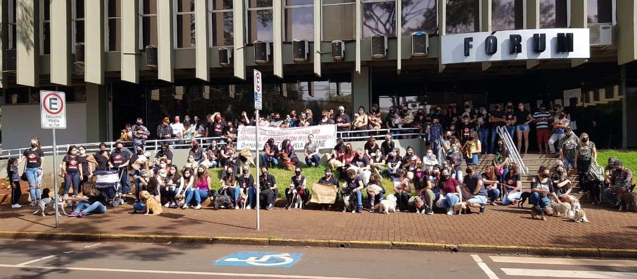 Protesto em frente ao Fórum pede justiça para Viviane Santos