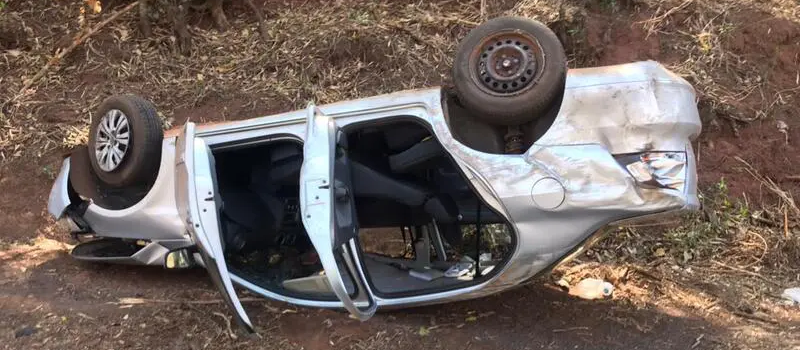 Carro capota e quatro pessoas ficam feridas na PR-463, perto de Colorado