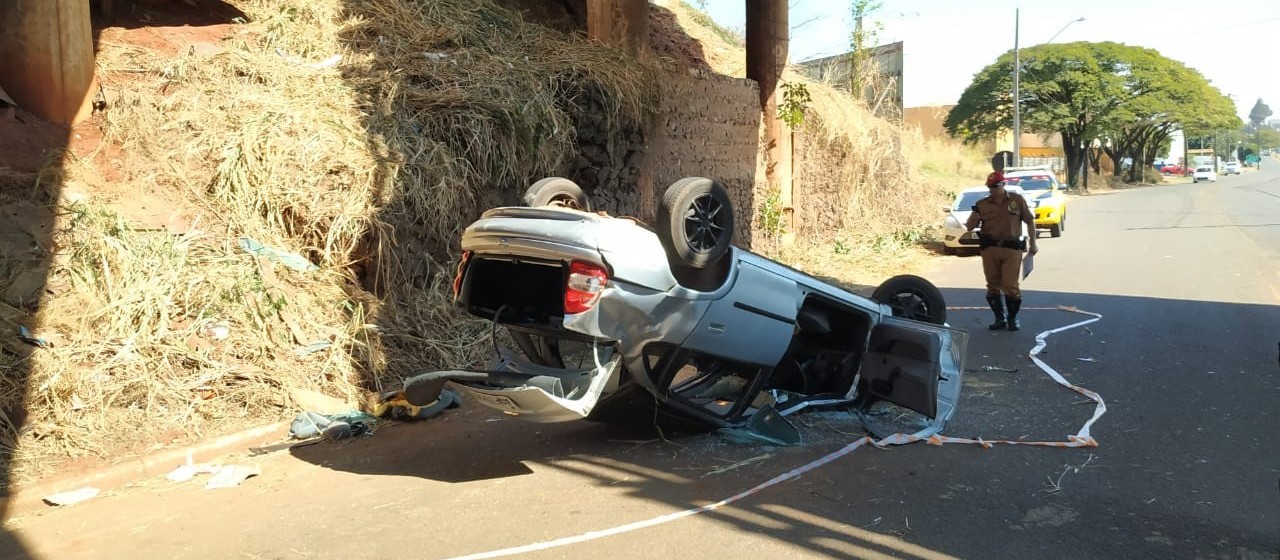 Bombeiros resgatam motorista de carro que caiu de viaduto