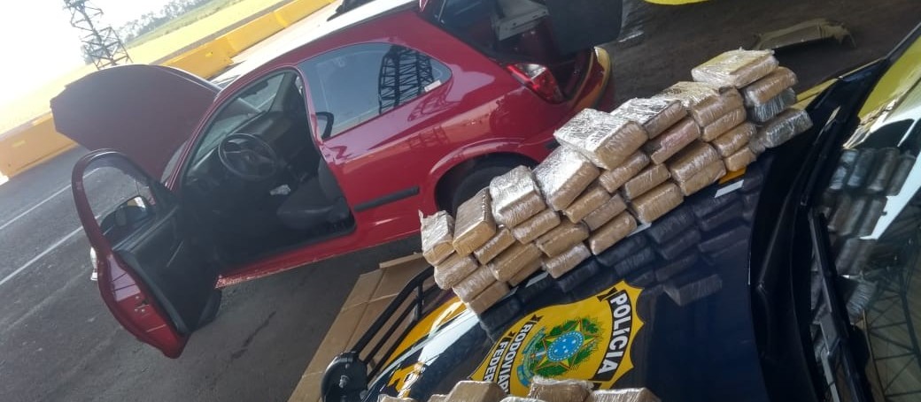 PRF apreende veículo com 46 quilos de maconha