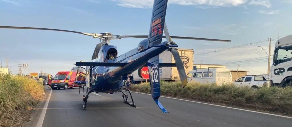 Motociclista é resgatado de helicóptero após grave acidente