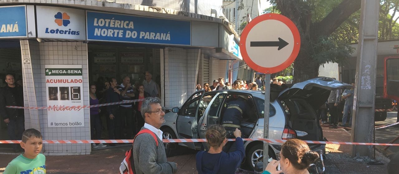 Carro é atingido por outro e vai parar em lotérica