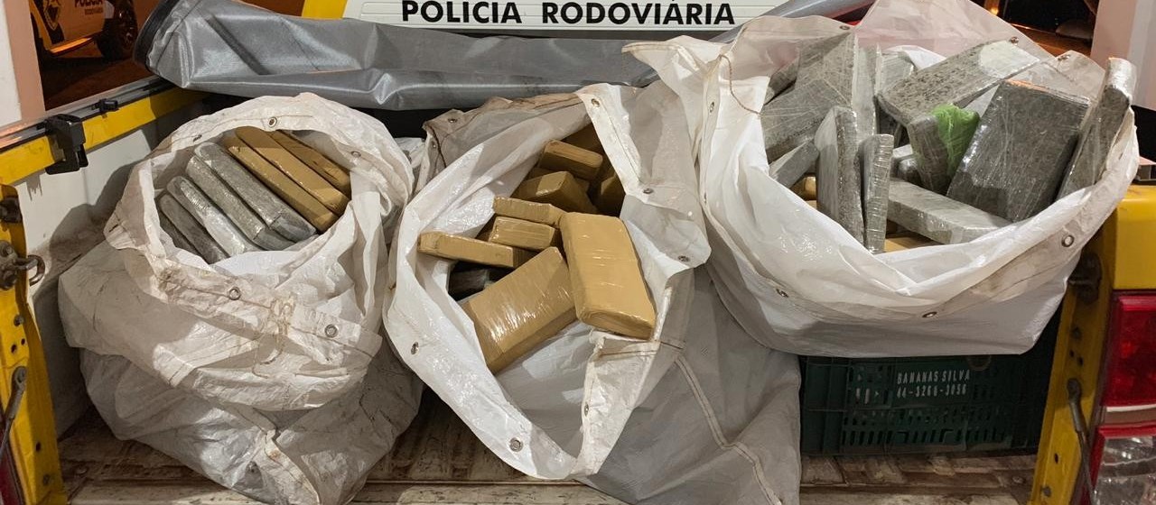 Carro é apreendido com mais de 150 kg de maconha