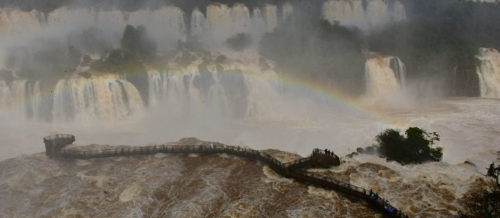 Turista vai tirar foto e cai nas Cataratas do Iguaçu