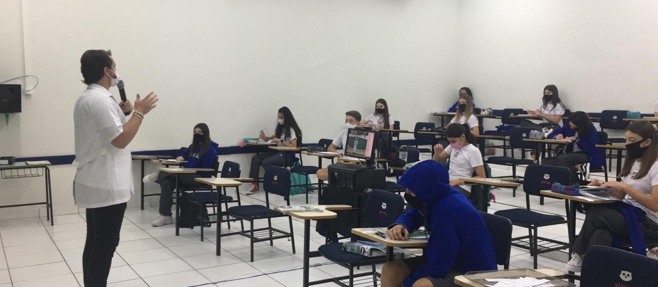 Em muitas escolas particulares, o ano letivo com aulas presenciais começou nesta segunda-feira (1º)