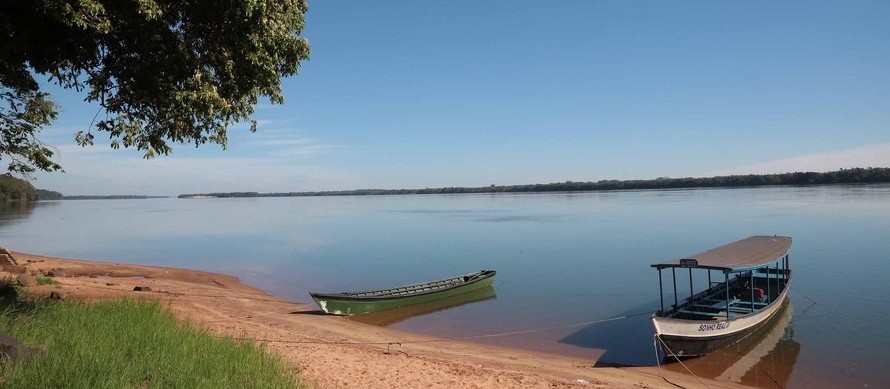 Barco vira e dois jovens desaparecem no lago de Itaipu