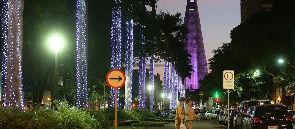 Ladrões furtam cabos de energia das luzes de Natal de Maringá