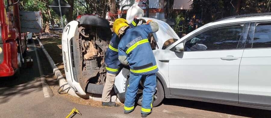 Pai e filha ficam feridos após carro ser prensado contra árvore em Maringá