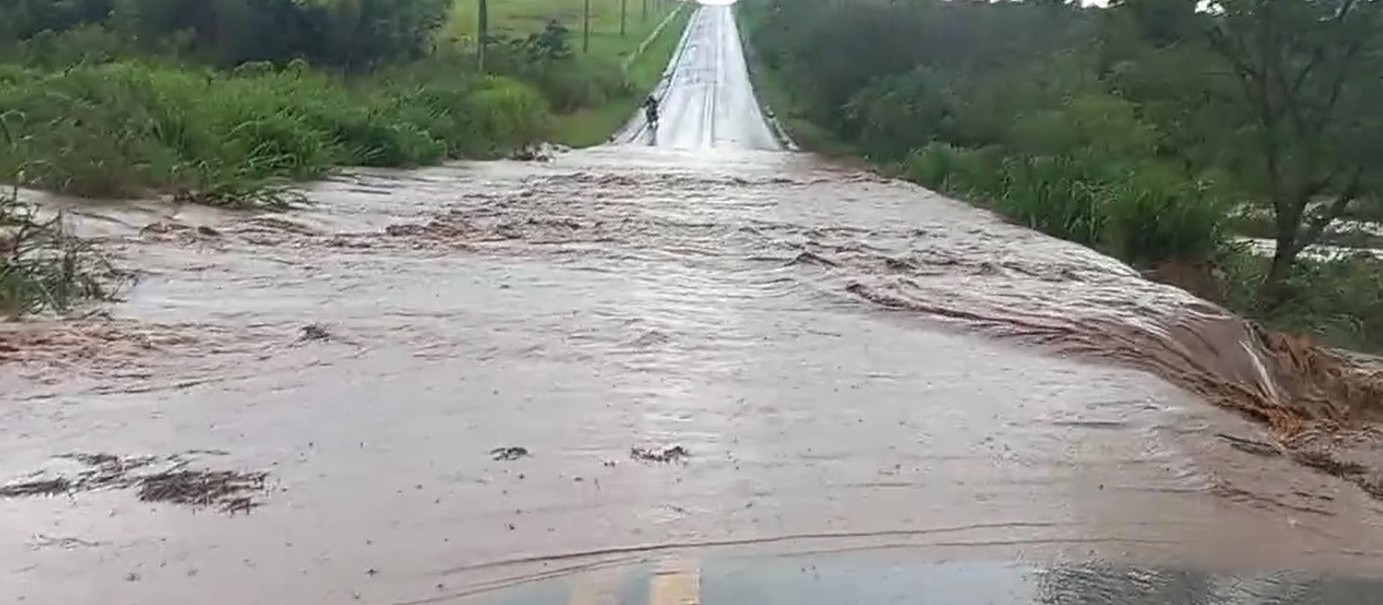 Trânsito está em meia pista na PR-082 entre Douradina e Ivaté