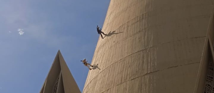 Bombeiros realizam treinamento de rapel na Catedral de Maringá