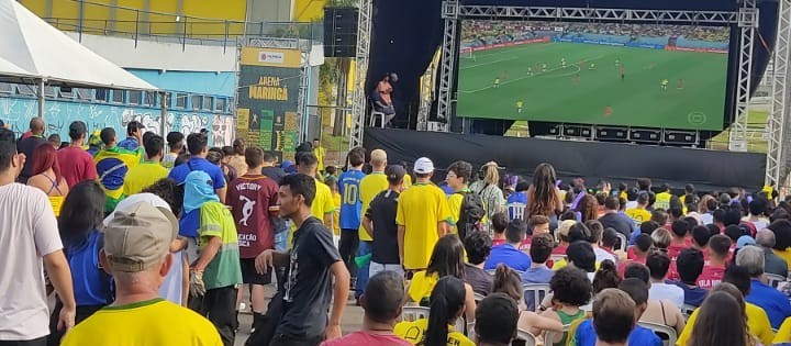 Brasil goleia e está nas quartas de final da Copa do Mundo. Torcedores comemoram na Vila Olímpica em Maringá 