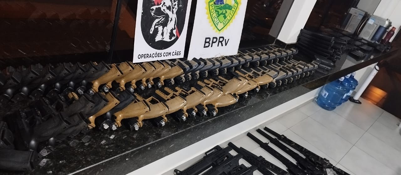 Polícia apreende arsenal escondido em carga de arroz na região