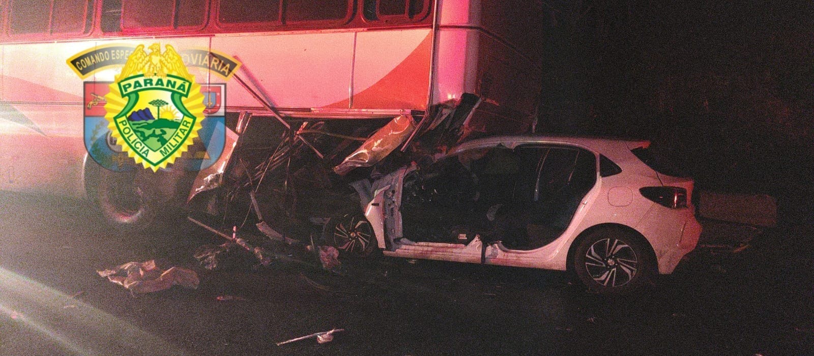 Casal morre carbonizado após grave acidente envolvendo dois carros e ônibus