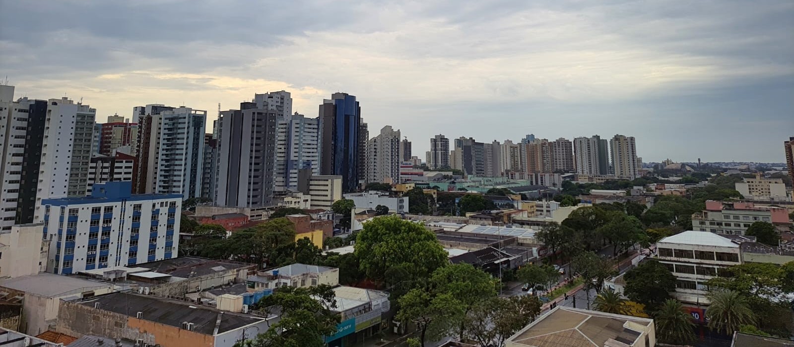 Segunda-feira começa chuvosa em Maringá