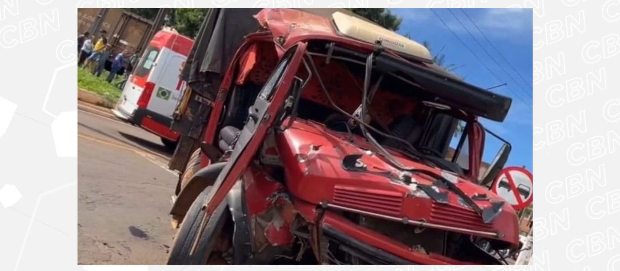 Caminhão é atingido por trem em Jandaia do Sul