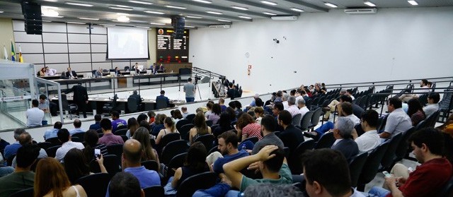 Câmara aprova toldos que cobrem quase toda calçada em Maringá