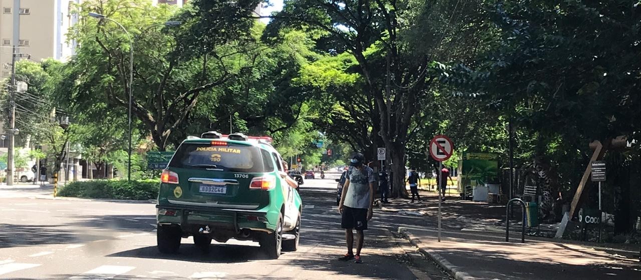 Conscientização do comércio aumenta, mas em parques ainda tem gente