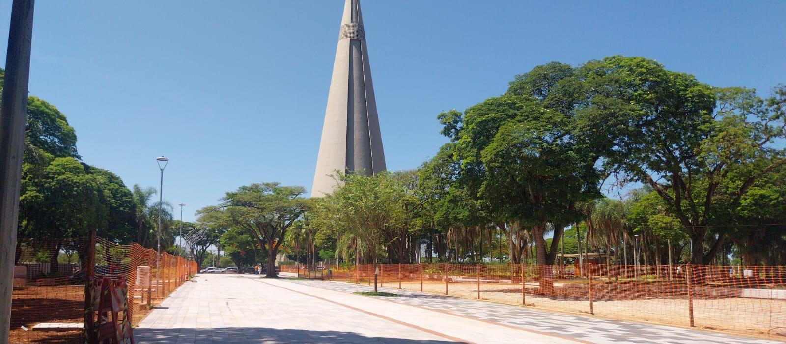 Praça Renato Celidônio é preparada para a Maringá Encantada