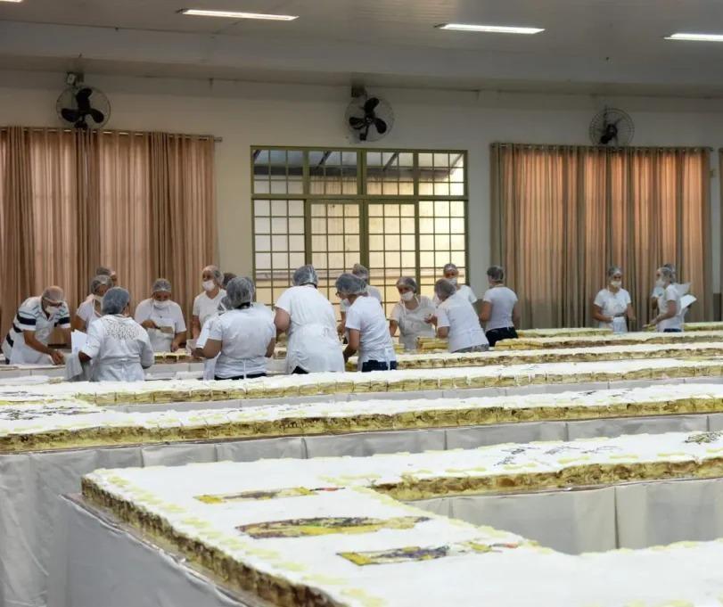 Começa o preparo do bolo de Santo Antônio em Maringá