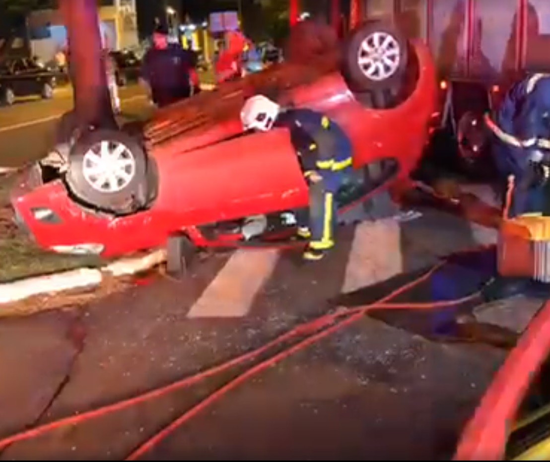 Carro capota após batida e deixa jovem presa dentro do veículo