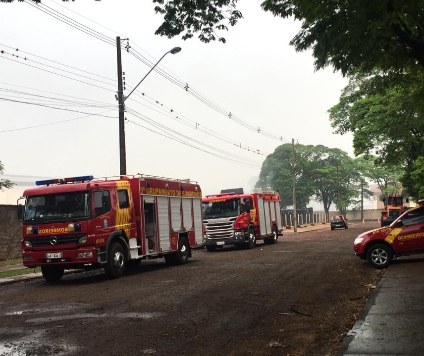 Bombeiros mudam estratégia e retiram material inflamável com guindaste