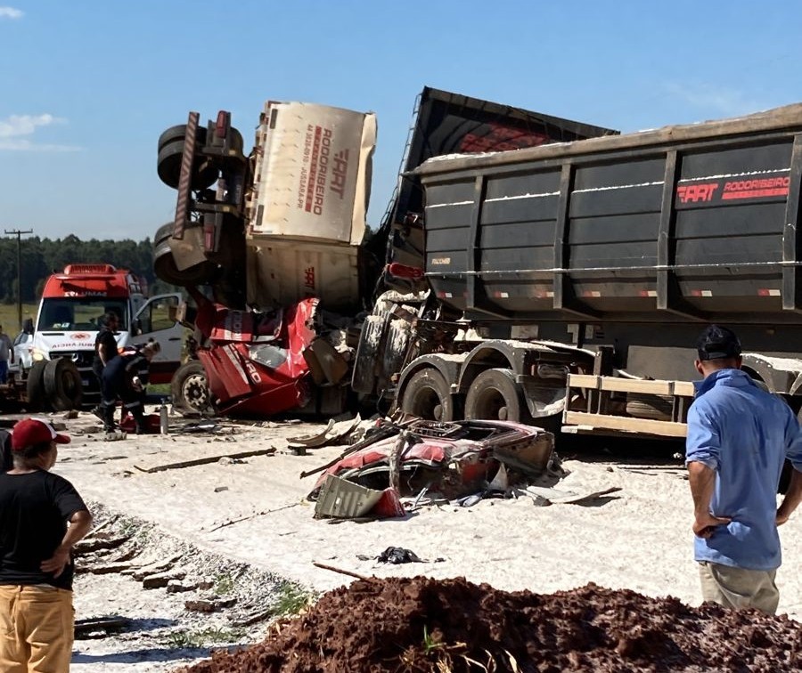 Dois caminhões se envolvem em acidente violento na região; um dos motoristas morreu 