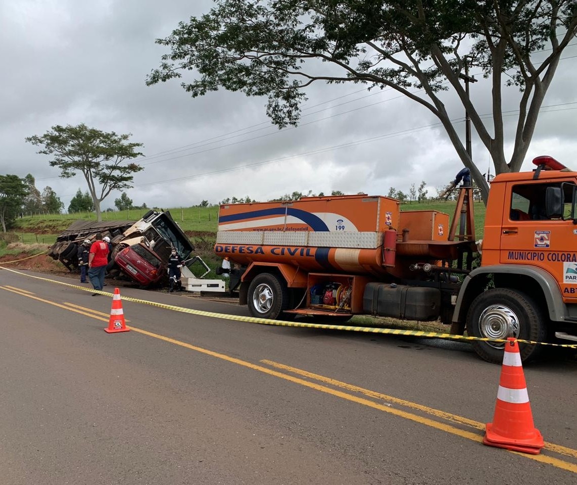 Colisão frontal entre carro e caminhão mata duas pessoas