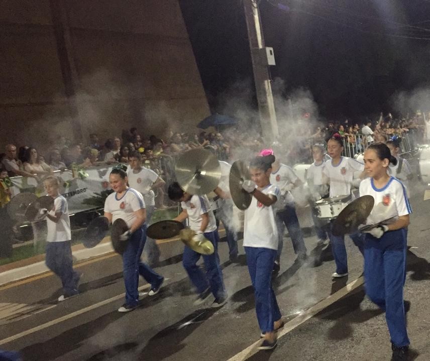 Desfile reúne milhares na Avenida Carlos Borges