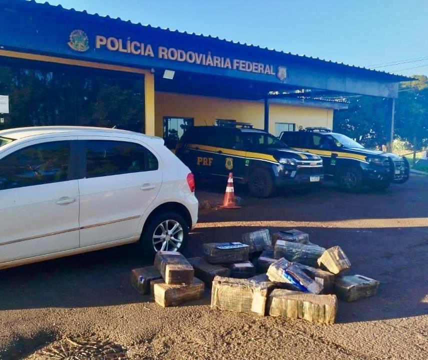 PRF apreende veículo roubado com 300 quilos de maconha