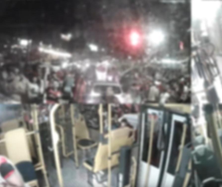 Imagens divulgadas pela TCCC mostram invasão de vândalos a ônibus