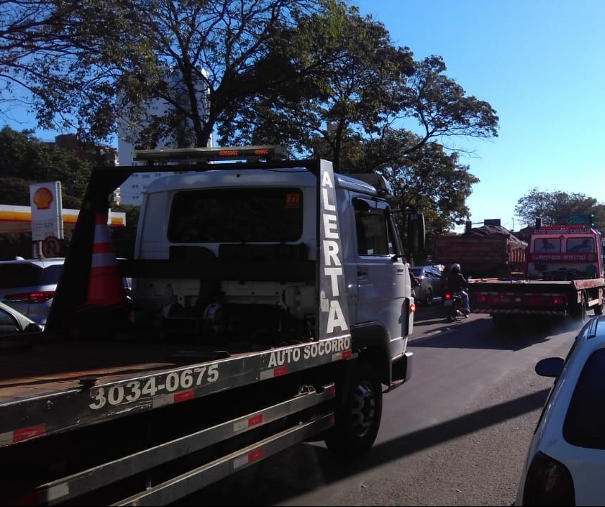 Motoristas de guincho fazem ato em solidariedade aos caminhoneiros