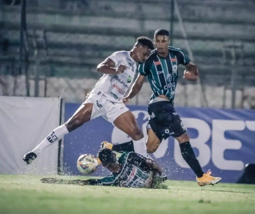 Pela primeira rodada do Paranaense 2024, Maringá FC goleia Galo Maringá em noite de casa cheia