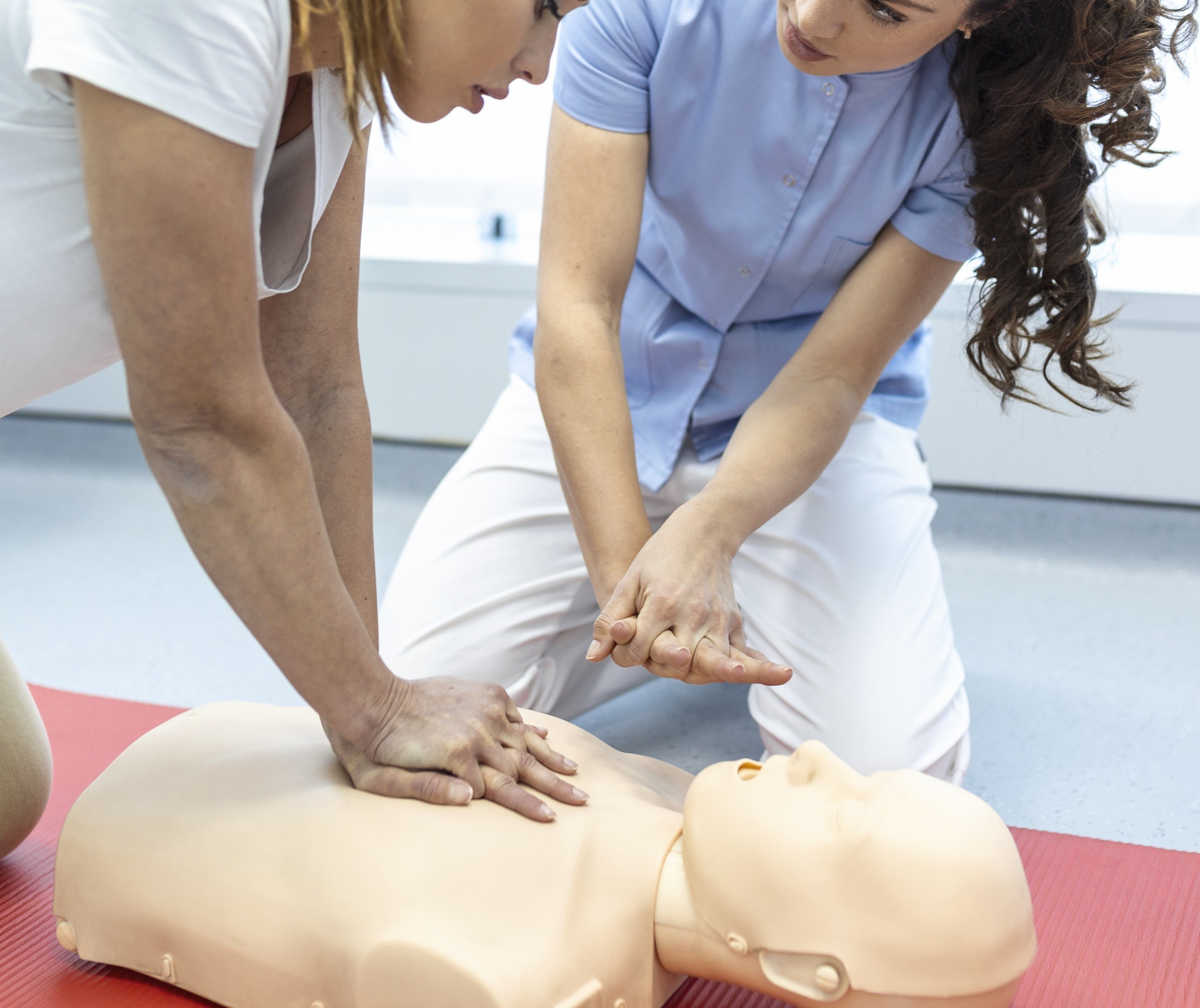 Evento ensina público a realizar manobras de ressuscitação cardiopulmonar 