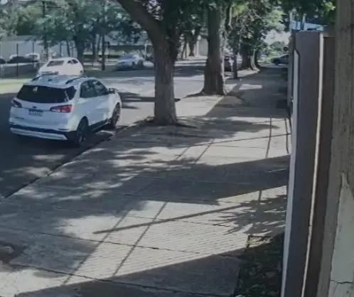Motorista passa mal e tomba carro após bater contra veículo estacionado