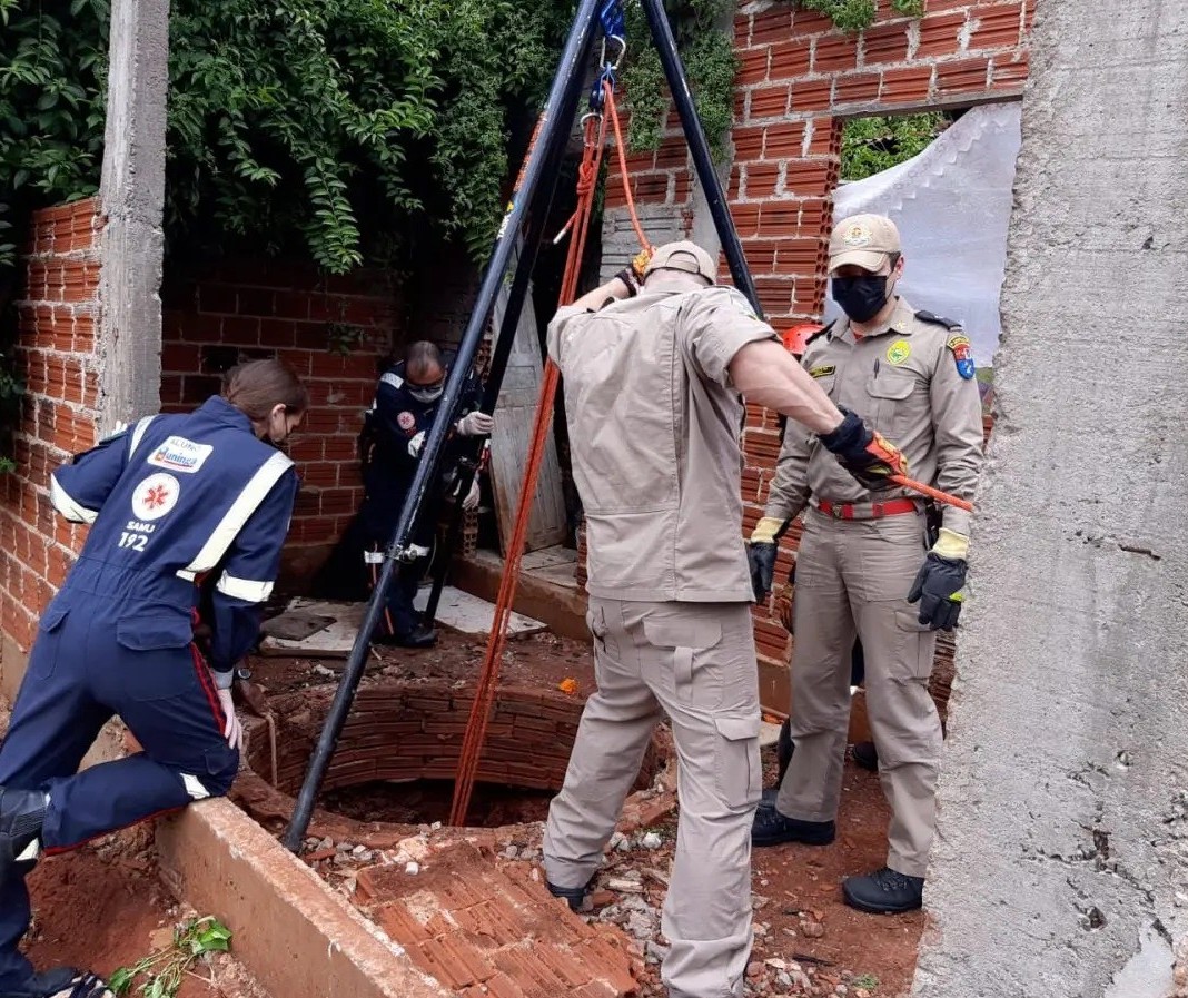 Mulher é resgatada após cair em poço desativado, em Sarandi