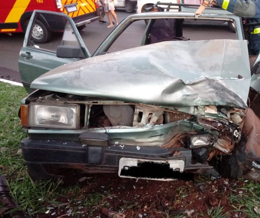 Três pessoas ficam feridas após carro colidir contra árvore, na Avenida Colombo