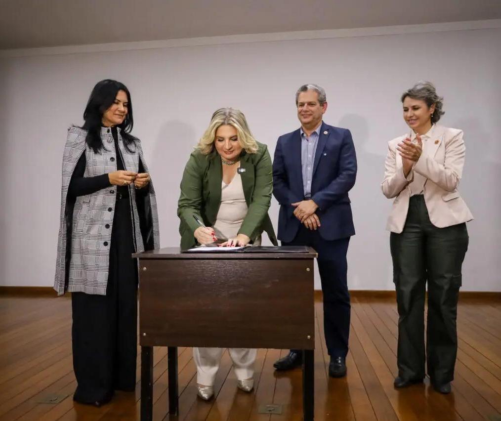 Nova secretária de Educação assume com propostas para aproximar comunidade do ambiente escolar